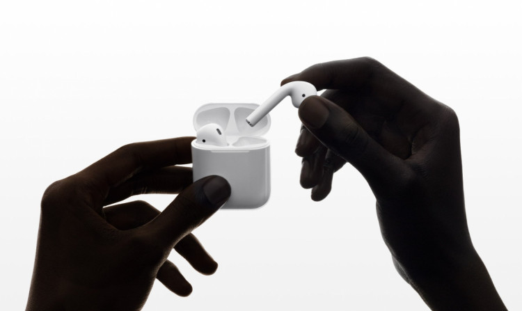 Наушники Apple AirPods (2019) в зарядном футляре, белый