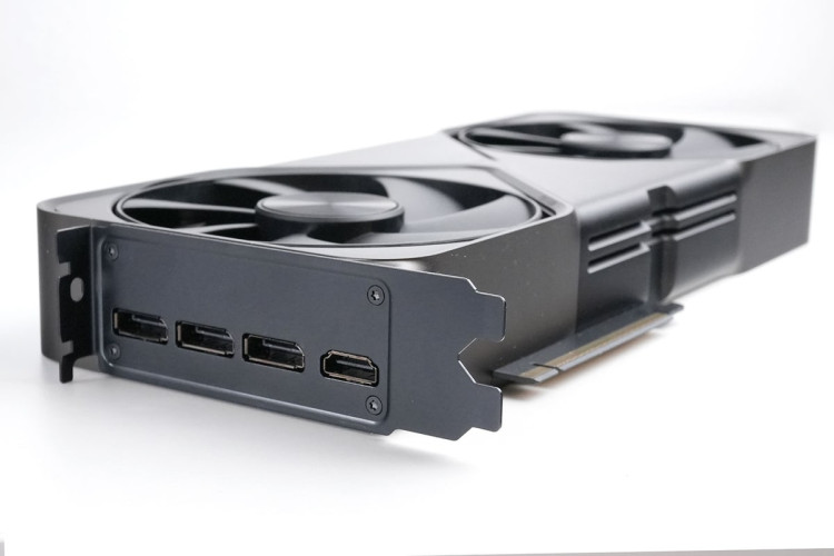 NVIDIA GeForce RTX 5090 32 ГБ GDDR7 — Founders Edition — панель видеовыходов