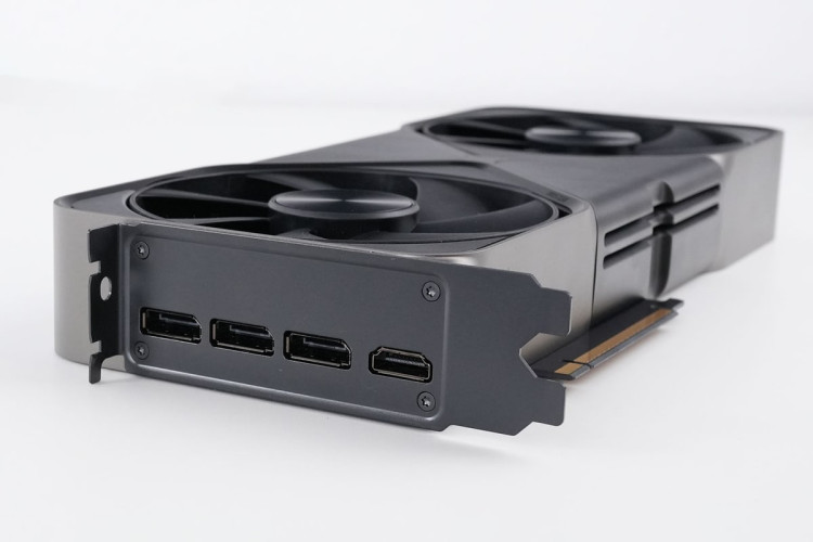 NVIDIA GeForce RTX 5080 16 ГБ GDDR7 — Founders Edition — панель видеовыходов
