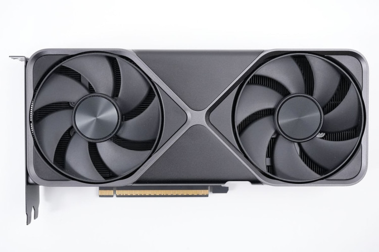 NVIDIA GeForce RTX 5070 12 ГБ GDDR7 — Founders Edition — вид спереди