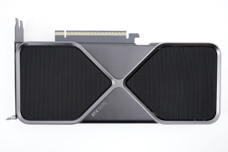 NVIDIA GeForce RTX 5070 12 ГБ GDDR7 — Founders Edition — обратная сторона